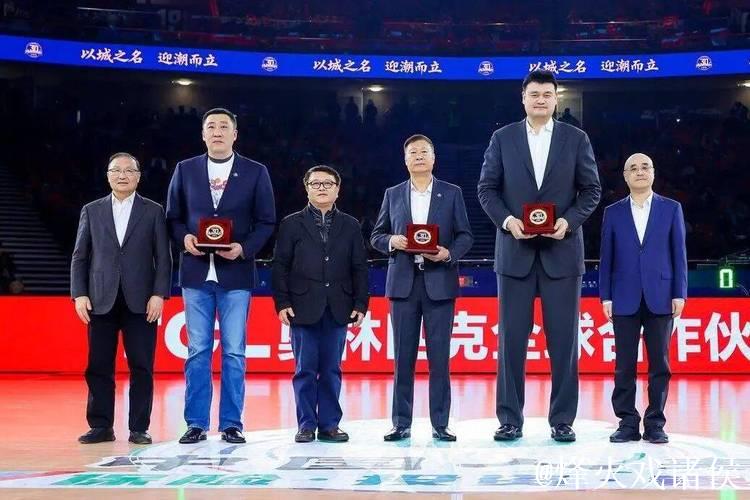 直击上海大白鲨30周年超燃现场!姚明、李秋平、章文琪等传奇名宿重聚赛场 直击上海大白鲨30周年超燃现场!姚明、李秋平、章文琪等传奇名宿重聚赛场