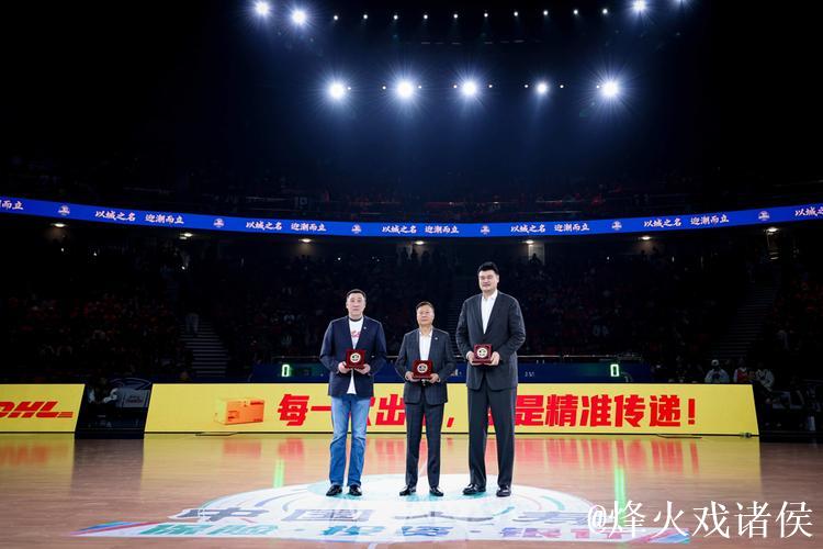 直击上海大白鲨30周年超燃现场!姚明、李秋平、章文琪等传奇名宿重聚赛场 直击上海大白鲨30周年超燃现场!姚明、李秋平、章文琪等传奇名宿重聚赛场